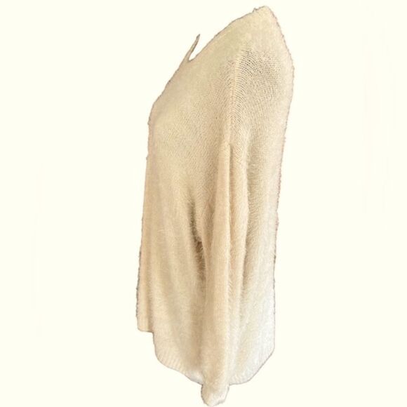 TCEC ivory crew neck eyelash fuzzy super soft knit oversized sweater size S/M - Picture 3 of 6